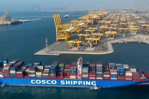 Контейнеровоз Cosco Shipping Lines из Китая в порту Джебель Али в Дубае.