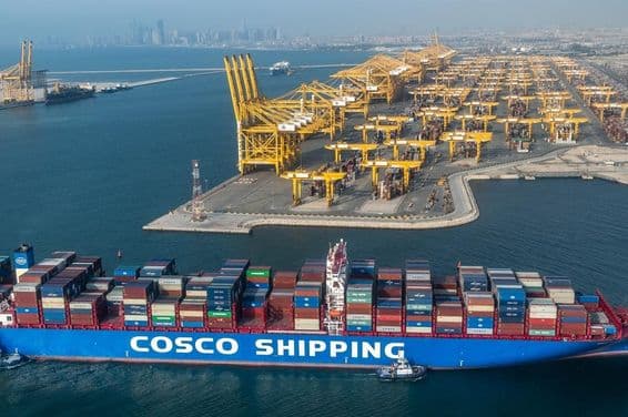 Контейнеровоз Cosco Shipping Lines из Китая в порту Джебель Али в Дубае.