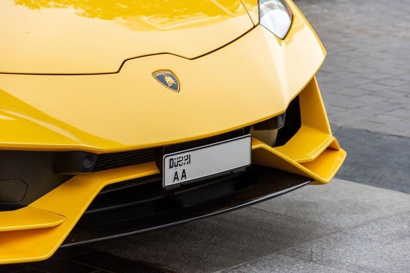 Логотип Lamborghini крупным планом на передней части автомобиля.