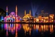 Здания Шарджи, залитые светом.