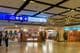 Современный зал прибытия в международном аэропорту Дубая.