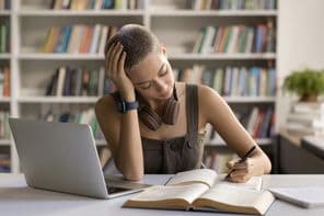 Левша школьница готовится к поступлению в университет.