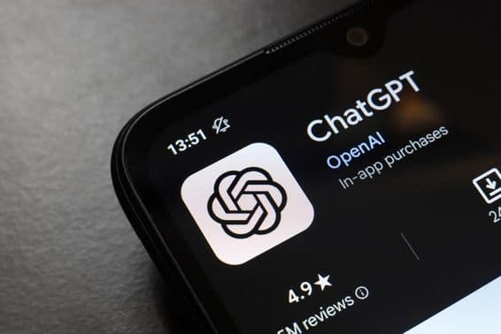 Логотип приложения ChatGPT на экране смартфона.