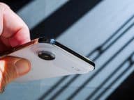 Рука, держащая новый смартфон Apple iPhone Air.