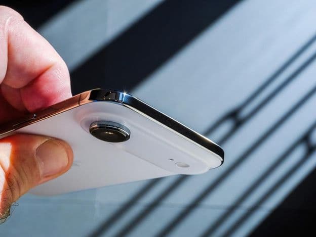 Рука, держащая новый смартфон Apple iPhone Air.