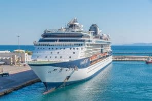 Корабль Celebrity Cruises в Афинах.