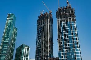 Современный небоскребный комплекс квартир на берегу моря в стадии строительства.