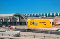 Вход в современный терминал дубайского аэропорта DXB.