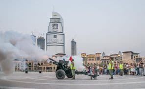 Залп пушки на закате в месяц Рамадан.