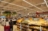 Люди в супермаркете Carrefour в Дубайском торговом центре Эмирейтс.