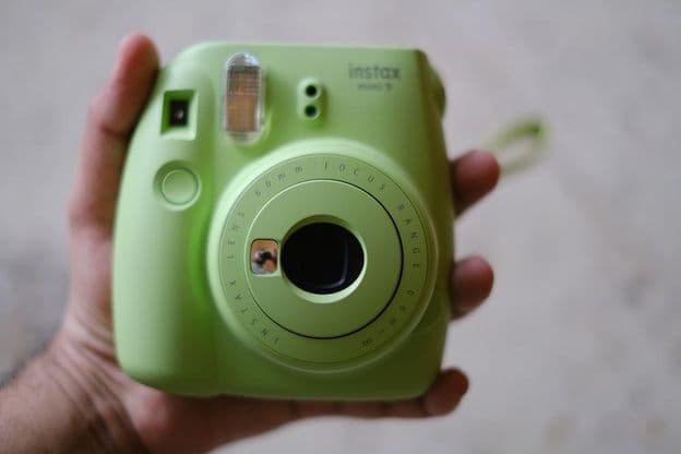 Мятно-зеленая мгновенная камера FUJIFILM Instax Mini от Fujifilm.