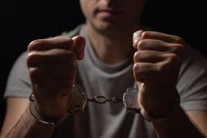 Руки в наручниках