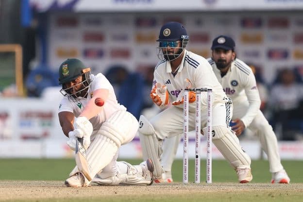 Игроки в крикет на поле.