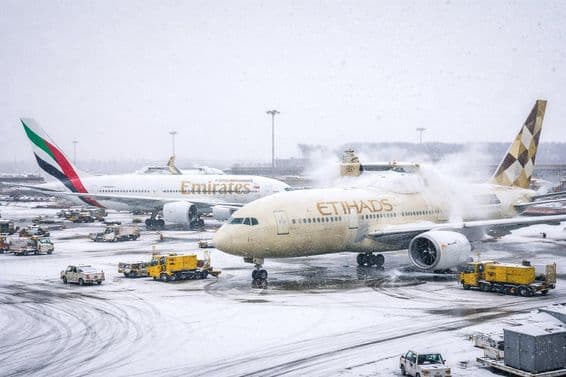 Зимний шторм нарушает работу аэропортов