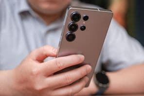 Смартфон Samsung Galaxy S25 Ultra.