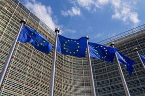 Флаги ЕС развеваются на ветру.