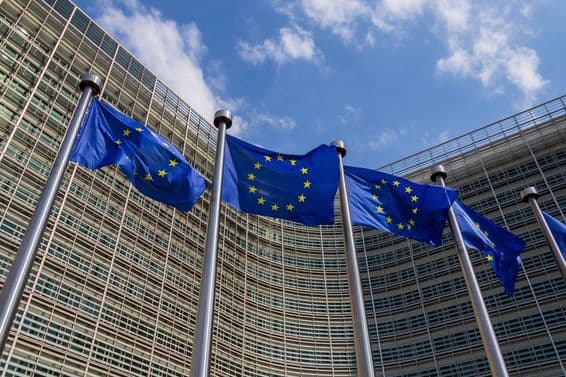 Флаги ЕС развеваются на ветру.