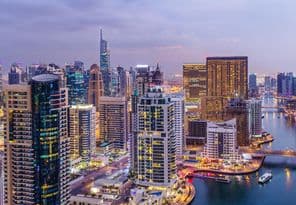 Вид с высоты на развязку шоссе в Дубае.