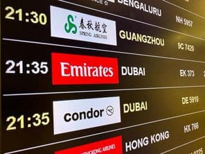 Табло вылета в аэропорту.