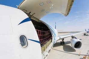 Грузовой самолет готовится к загрузке в Дубае