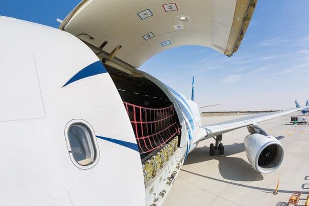 Грузовой самолет готовится к загрузке в Дубае