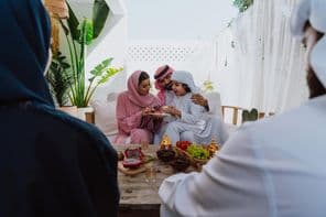 Мусульманская семья дома.