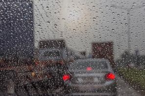 Дождь, видимый через стекло автомобиля.