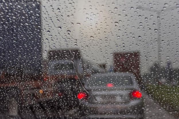 Дождь, видимый через стекло автомобиля.