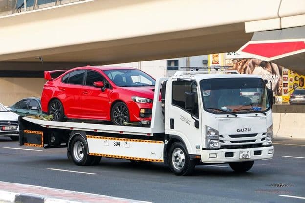 Белый тягач Isuzu Reward NPR.