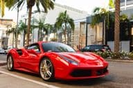 Красный Ferrari 488 GTB припаркован