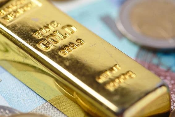 золотой слиток над маленьким долларом