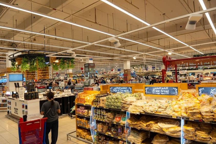 Люди в супермаркете Carrefour в торговом центре Mall of Emirates в Дубае