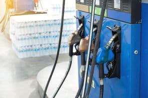 Автозаправочная станция готовится к обслуживанию путешественников