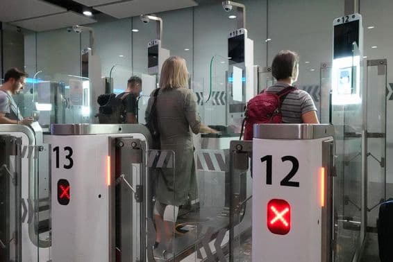 Путешественники проходят через контроли паспортного контроля