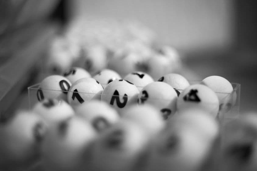 белые шары с номерами для игры в лотерею