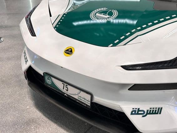 Полицейский автомобиль Дубая Lotus Eletre R