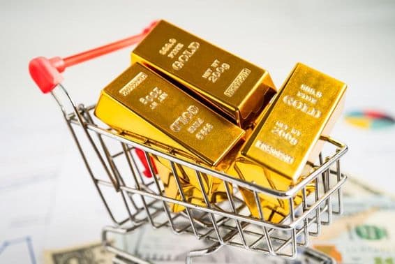 Золотой слиток в корзине для покупок на долларовых купюрах