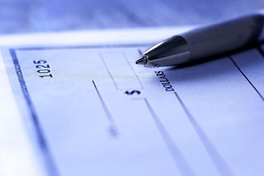 Ручка, используемая для заполнения банковского чека