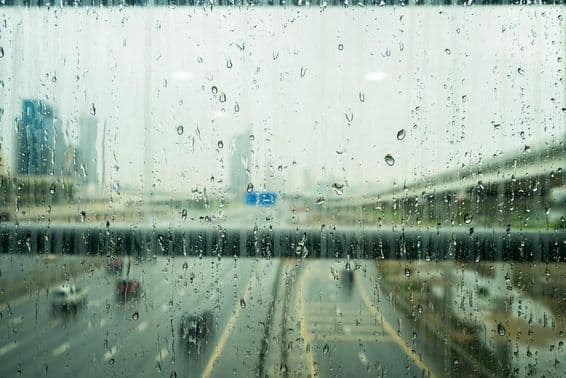 Капельки воды на стеклянном окне после сильного дождя в Дубае
