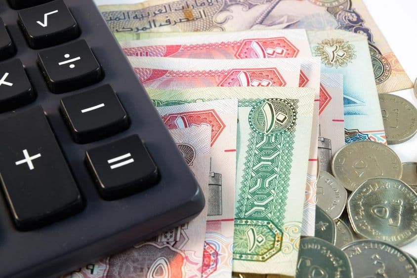 Различные банкноты и монеты из Объединённых Арабских Эмиратов крупным планом