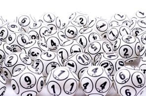 Лотерейные шары в куче.