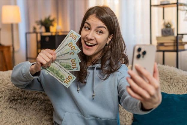 Улыбающаяся молодая женщина блогер инфлюенсер