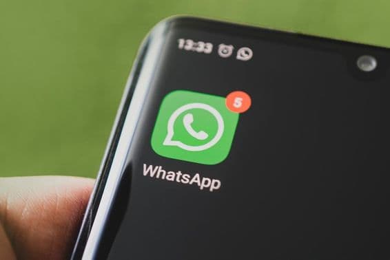 Иконка WhatsApp на черном смартфоне