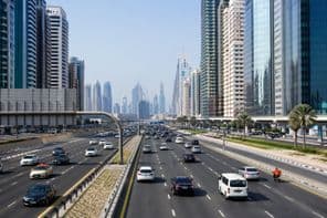 Современное городское шоссе, движение транспорта