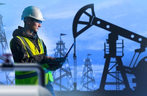 Мужчина контролирует добычу нефти.
