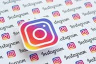 Логотип Instagram, напечатанный на бумаге