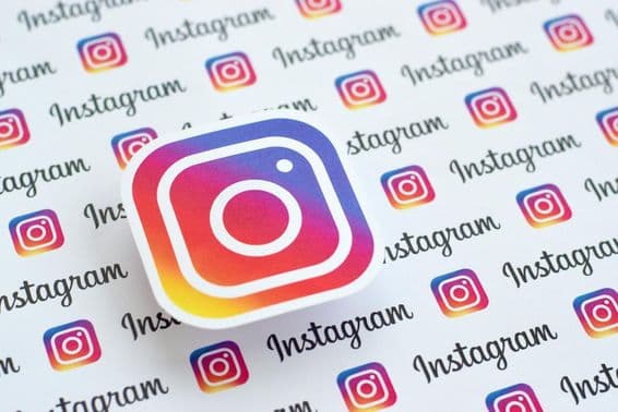Логотип Instagram, напечатанный на бумаге