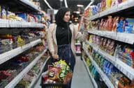 Молодая арабская женщина в супермаркете