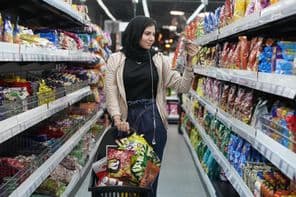 Молодая арабская женщина в супермаркете