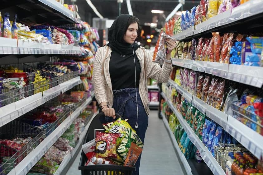 Молодая арабская женщина в супермаркете